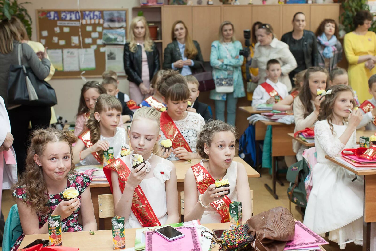 Выпускной 4 класс. Празднование выпускного в 4 классе. Выпускной в начальной школе дети. Выпускной в четвертом классе.