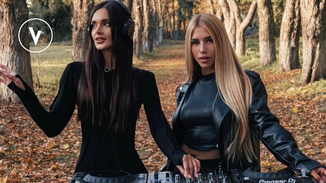 Korolova dj. Krismi dj. Модный диджей. Девушка диджей за пультом. Dj korolova 2023.