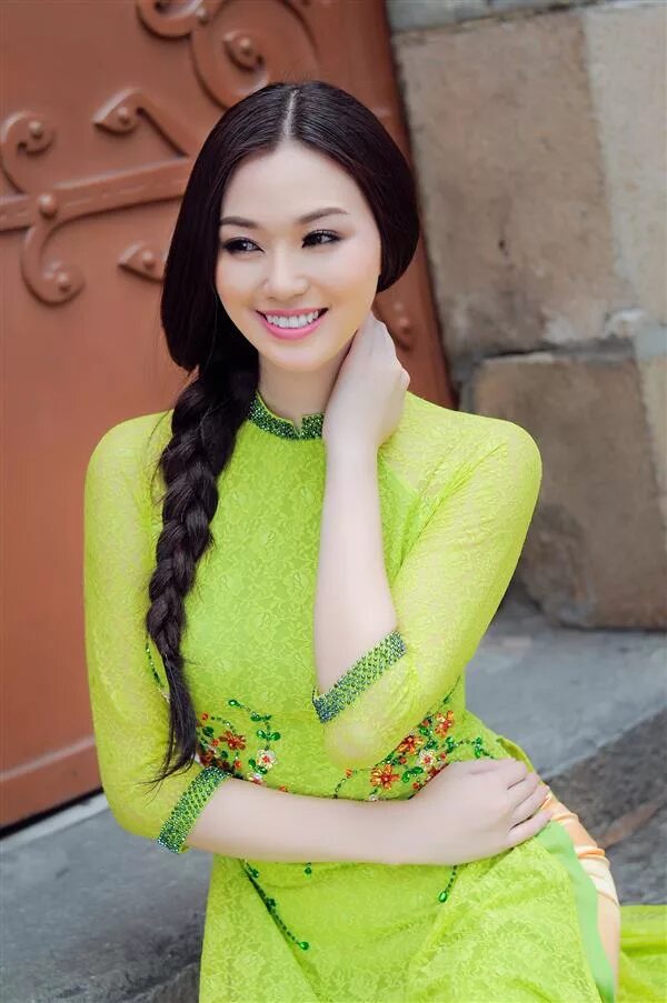 Bao y. Красивые вьетнамки. Самые красивые вьетнамки. Фотосессия вьетнамка в желтом платье. Вьетнамки девушки в Москве.