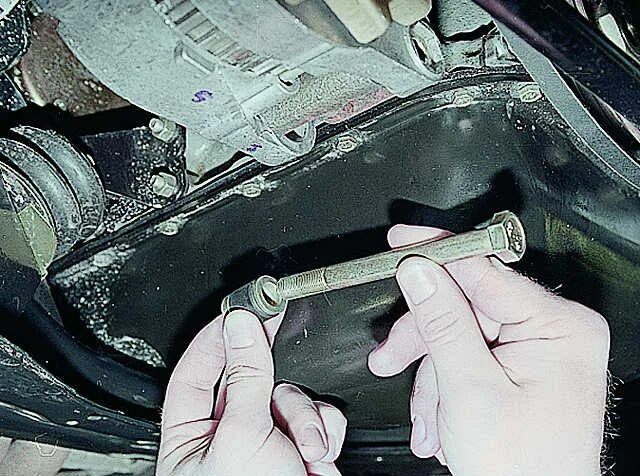 Клеммы генератора ваз 2107. Где находится генератор на ваз 2106. Как снять генератор 21 0 7. Крепление генератора ваз 2106. Крепление генератора ваз 2106.