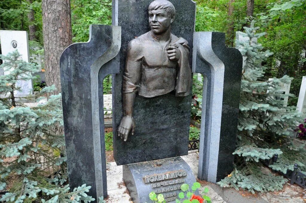 Википедия криминальных авторитетов. Ваганьковское кладбище могилы криминальных авторитетов. новодевичье кладбище могилы бандитов. широкореченское кладбище могилы авторитетов. памятники криминальных авторитетов на ваганьковском кладбище.