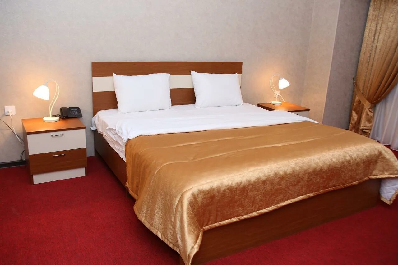 Кровати для гостиниц. Кровати в номерах гостиниц. Гостиница милан номер стандарт. Красивые кровати в отеле. Кровать в отеле.