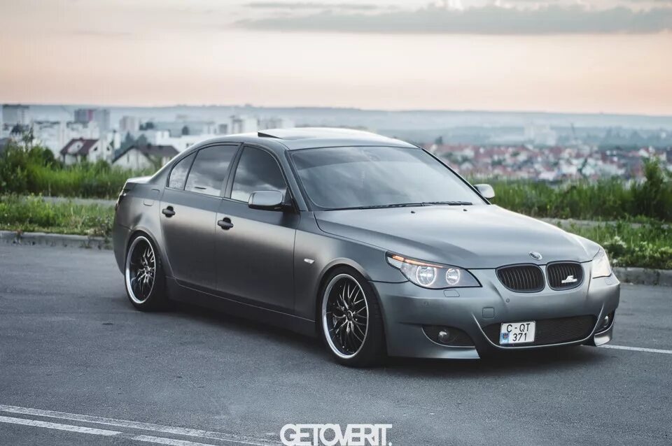Серая е б. Bmw e60 серая. бмв е60 матовая. bmw e60 matte. бмв е60 серый матовый.