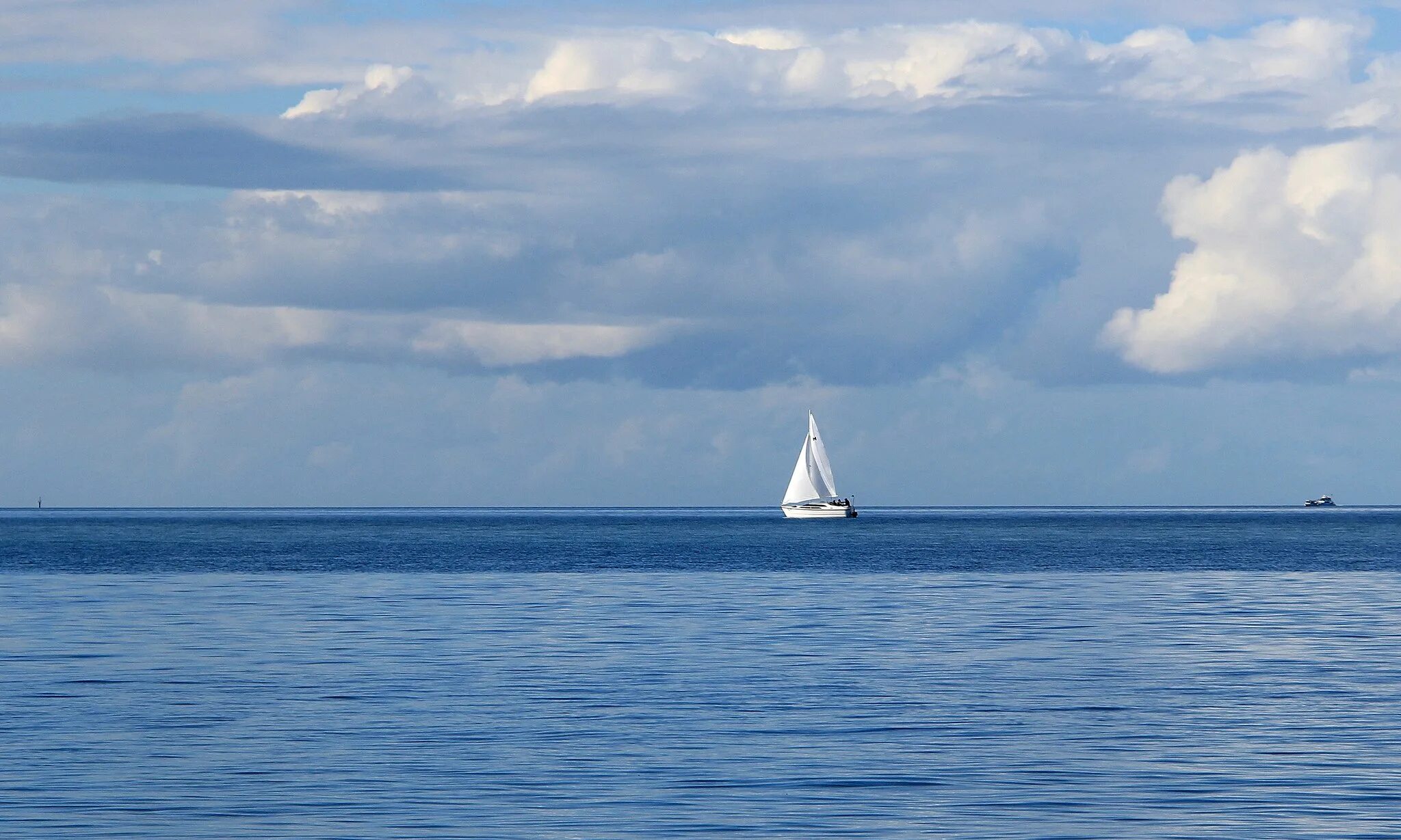 Волга парус песня. Корабль вдалеке. Море Горизонт. Корабль на горизонте. Парусник вдалеке.