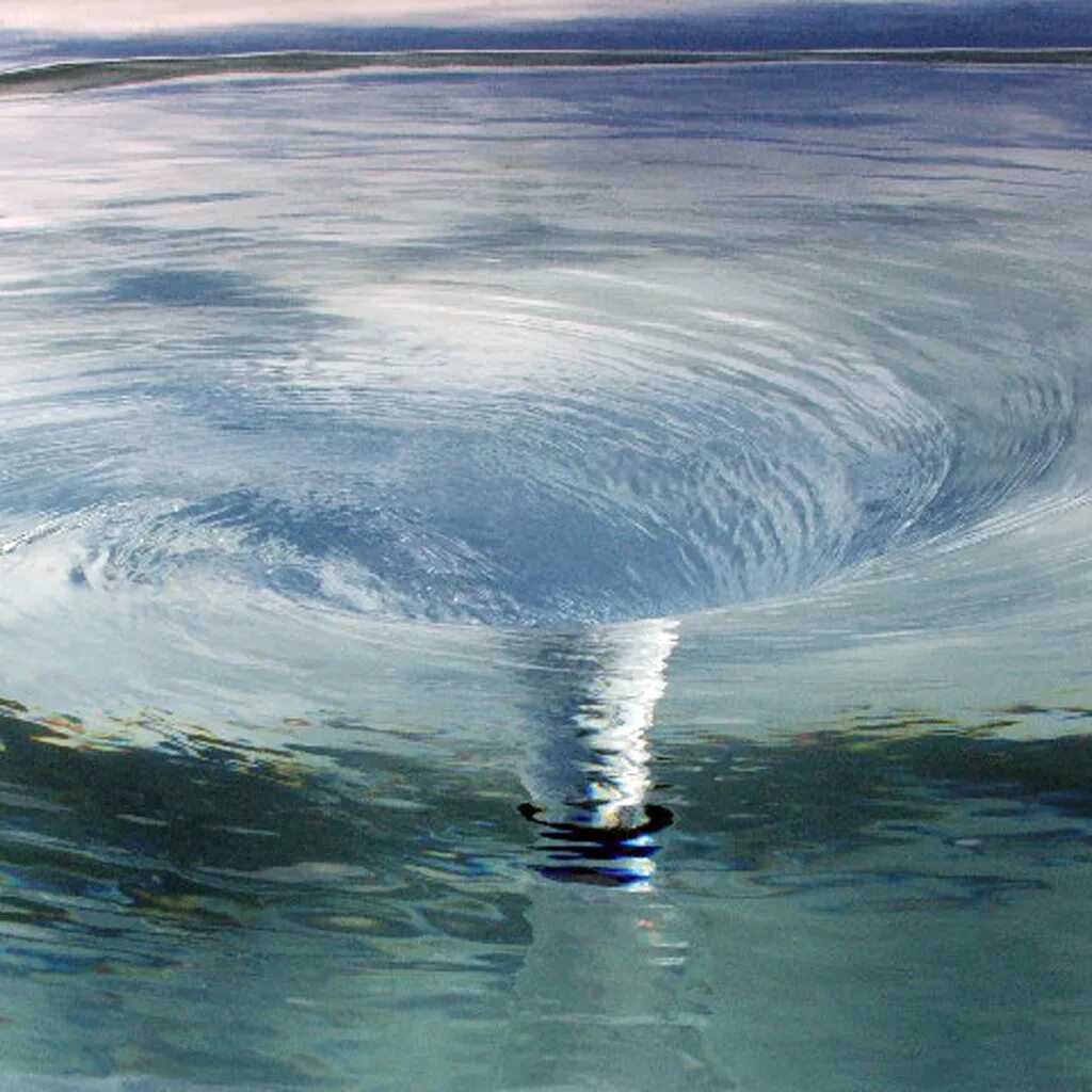 водоворот сальстраумен. воронка под водой. водоворот сальстраумен норвегия. водоворот голополосов. сенот эль пит мексика.