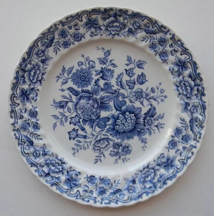 Орнамент на посуде. Тарелки белые с синим. Тарелки бело голубые. Royal delft modern посуда. Сервиз churchill blue willow.