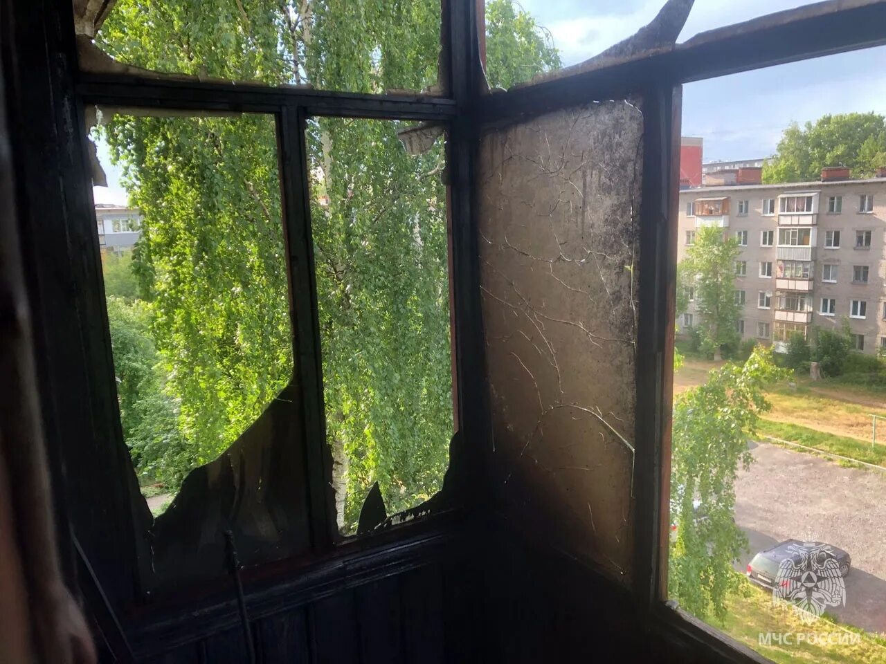 Балкон. Сгоревшее пластиковое окно. Выход на балкон через окно. Балкон курильщика. Сгоревшее окно