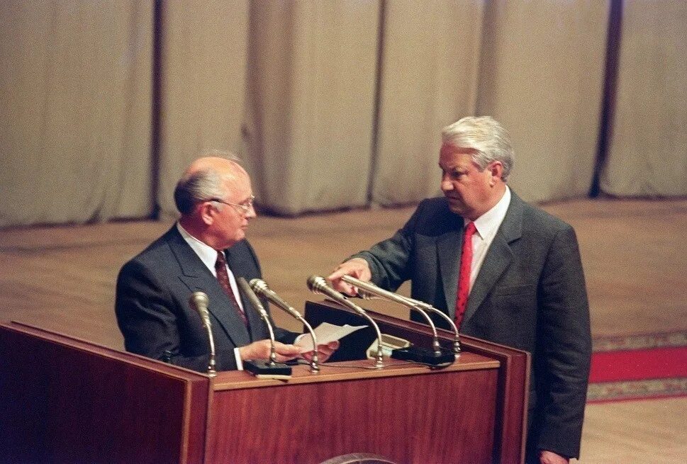 Горбачев 1991. Ельцин 1991 ГКЧП. Горбачев 25 декабря 1991 года.