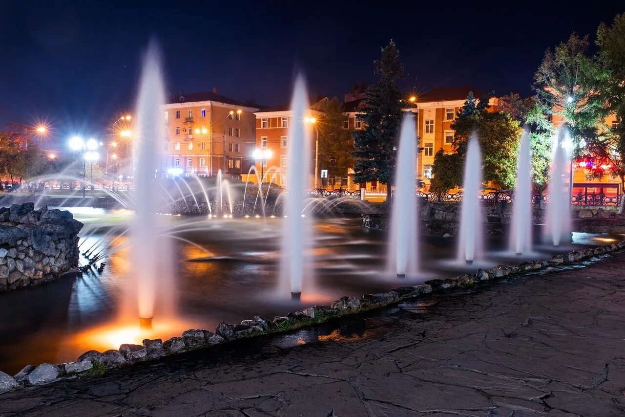 Воскресенье город пермь. Сквер дзержинского пермь. фонтан в сквере дзержинского пермь. ночная пермь. ночная набережная пермь.