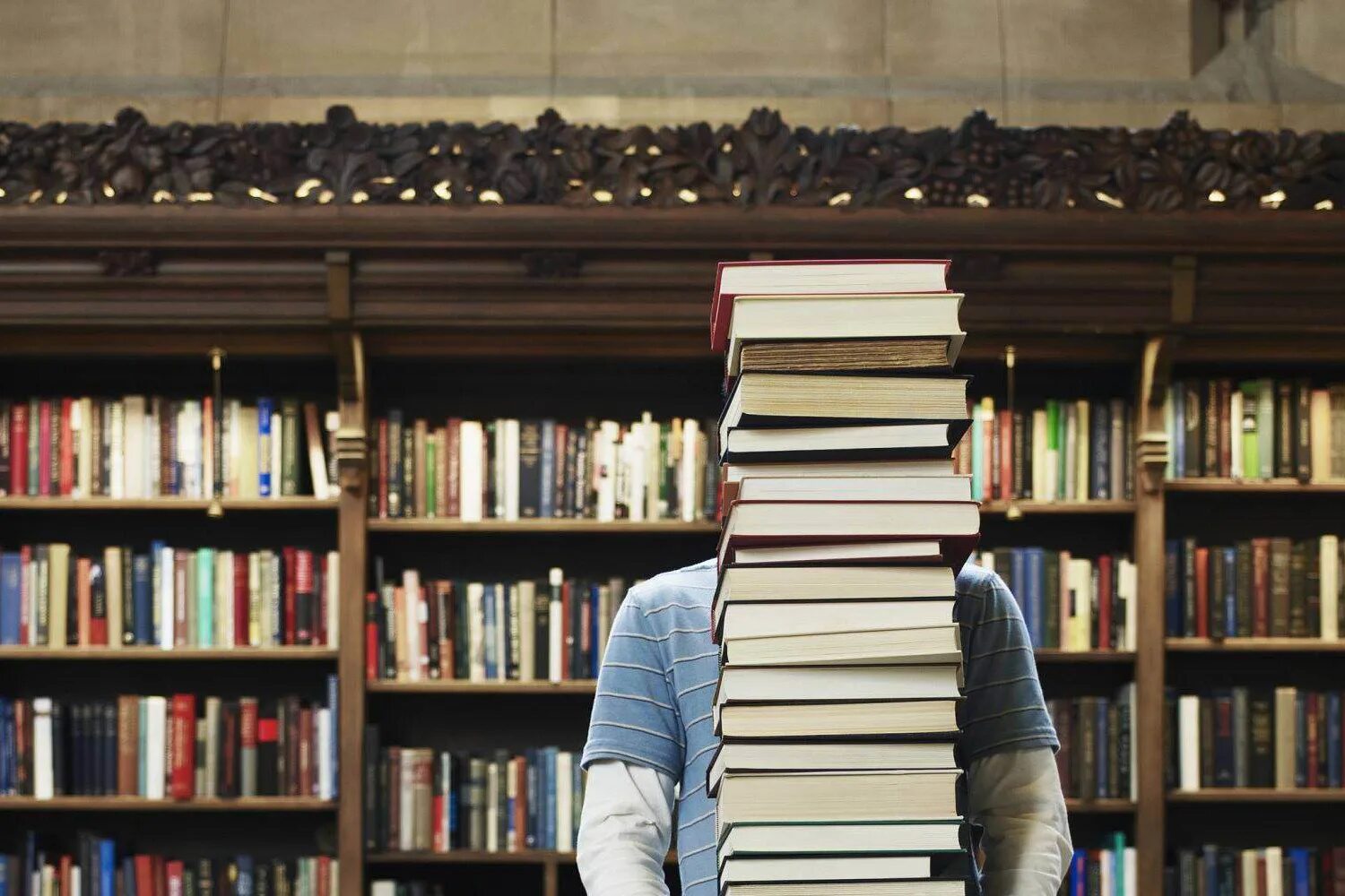 Шестьюстами книгами. Книга человек. Читатели в библиотеке. Люди в библиотеке. Много книг.