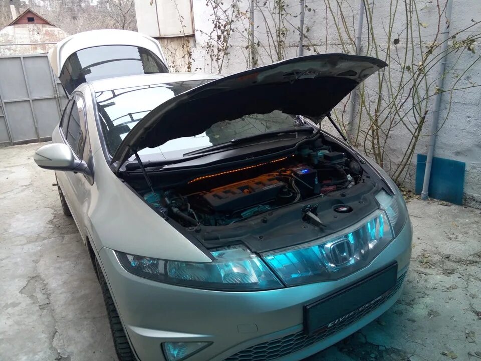 Капот цивик 4д. Газовые упоры капота Honda Civic 8 5 d. Упоры капота Civic 5d. Капот Хонда Цивик 5д. Упор капота Honda Civic.