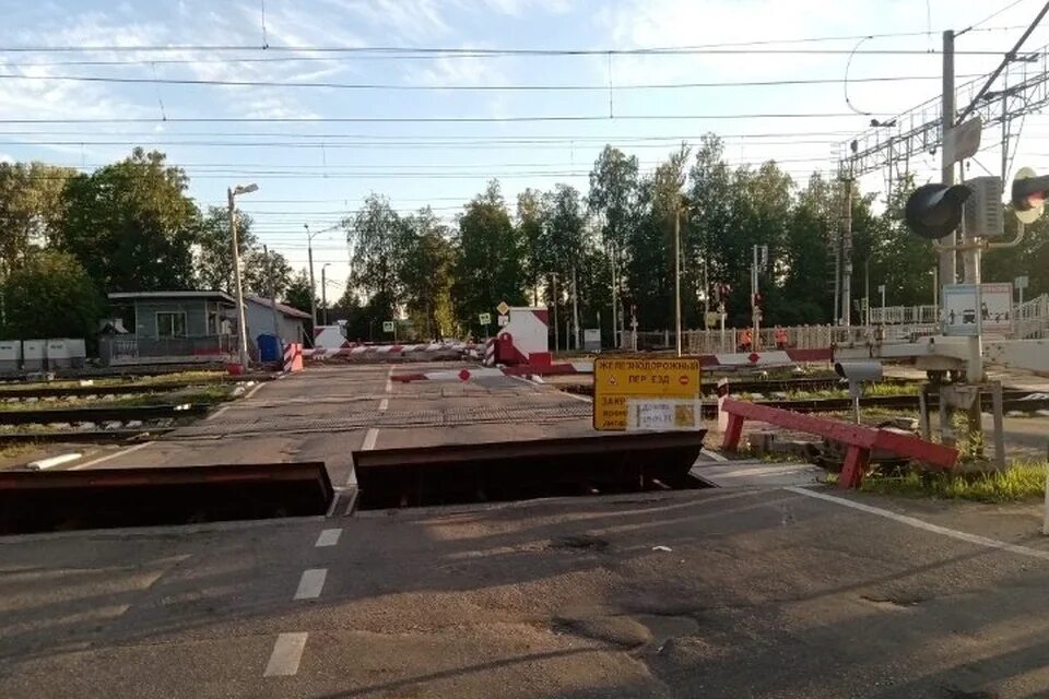 Переехать в пушкин. ЖД станция Славянка Санкт-Петербург. ЖД переезд Славянка. Переезд на станции. Переезд вокзал.