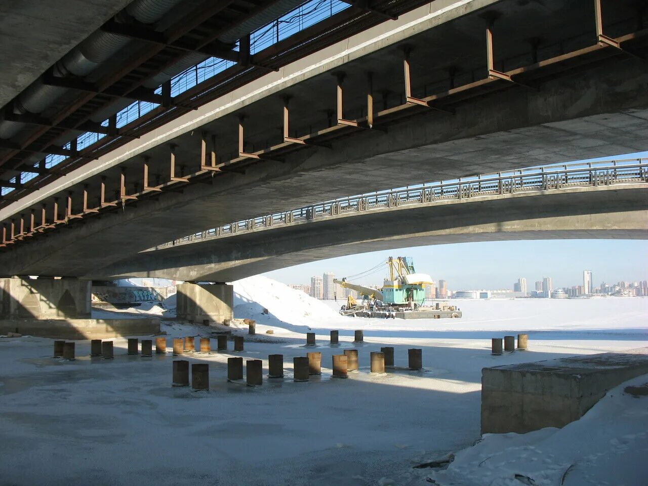 трактора под мостом