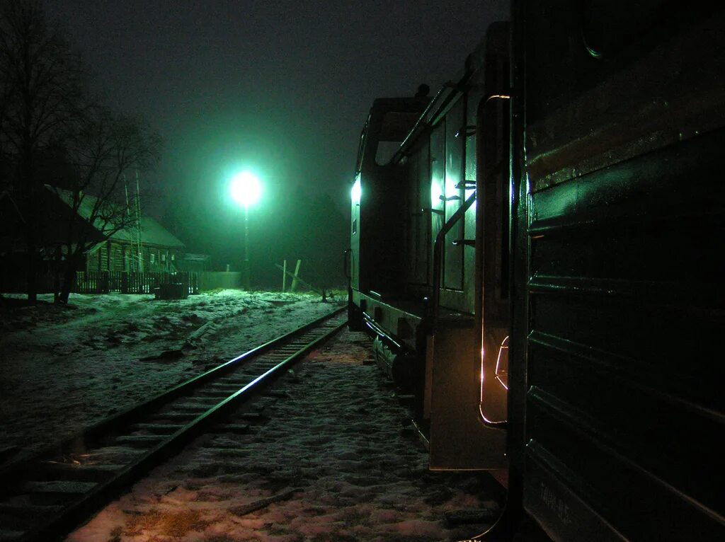 Поезд едет вечером