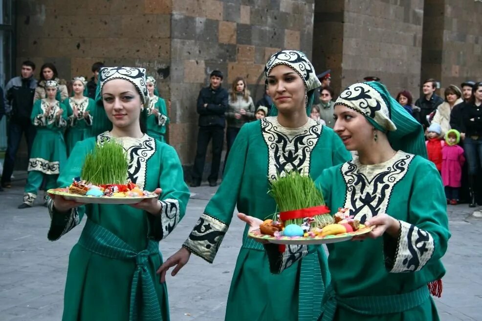 Фото с праздником навруз. Национальный праздник Новруз байрам. Праздник Навруз в Азербайджане. Чершенбе Новруз. Новруз в Азербайджане.