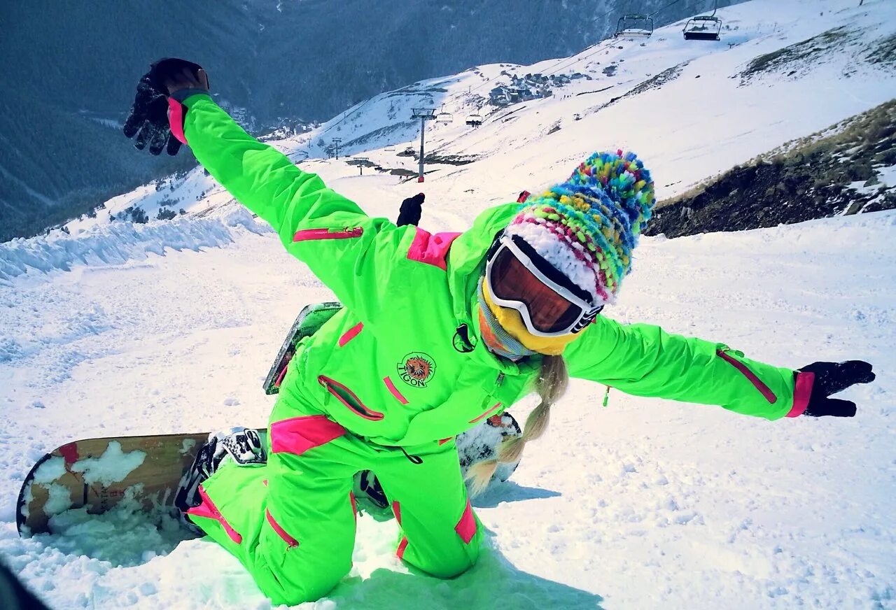 фристайл сноуборд катания. бертон сноубордист. лыжники и сноубордисты. горные лыжи и сноуборд. тесса ворли горнолыжница.