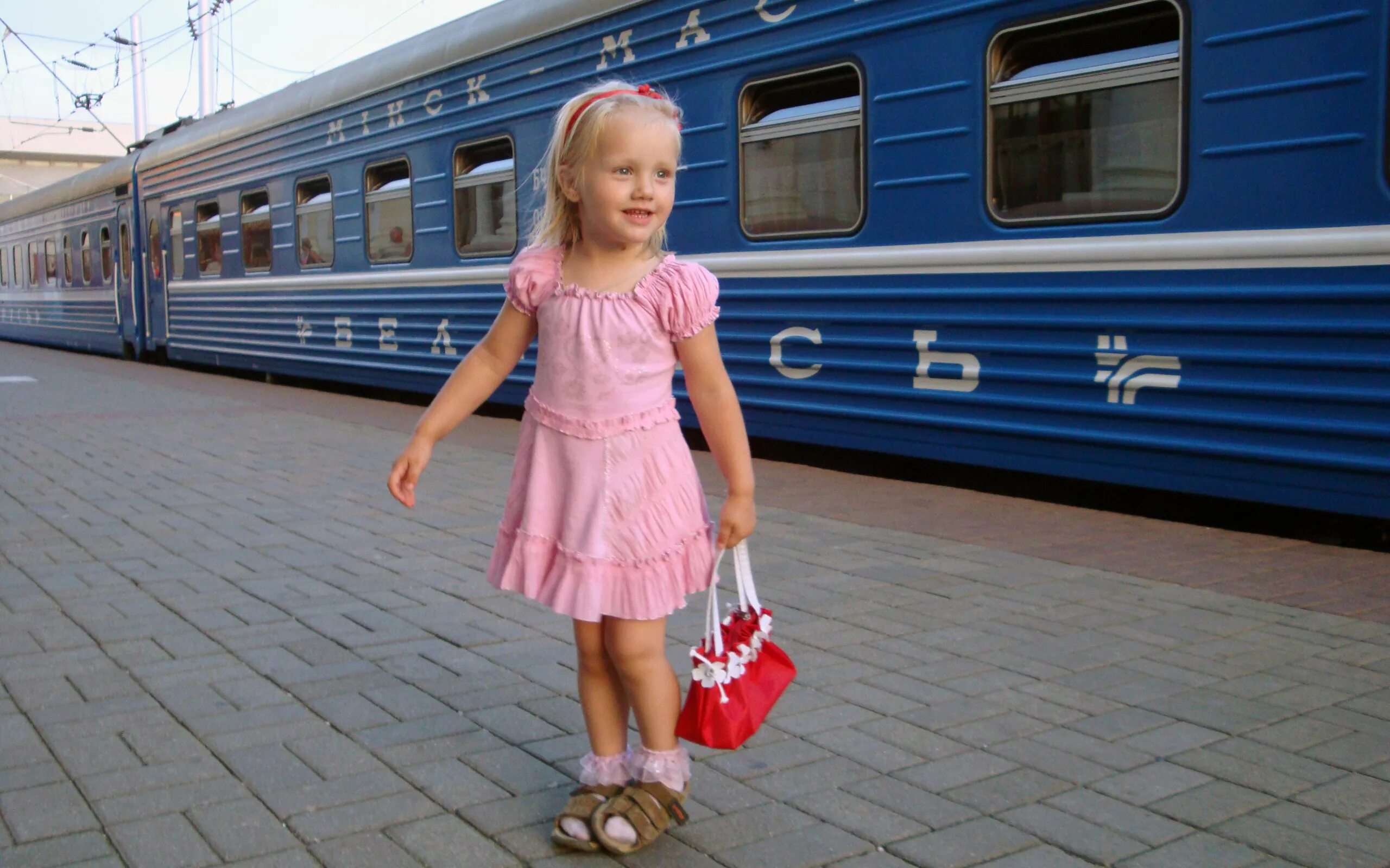 Поезда для детей. Дети в электричке. Маленький поезд. Дети на вокзале.