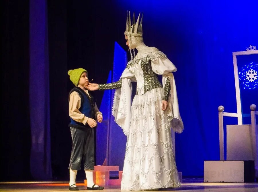 снежная королева театр оперы и балета. спектакль снежная королева фото. алина сандрацкая спектакль снежная королева. театр сцена снежная королева. снежная королева театр 24 декабря.