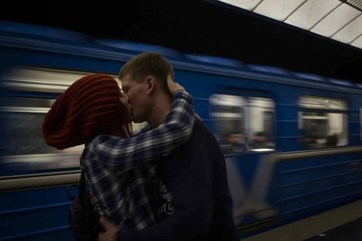 Встретимся в метро. Поцелуй в метро. пара в метро. любовь в метро. влюбленные в метро.