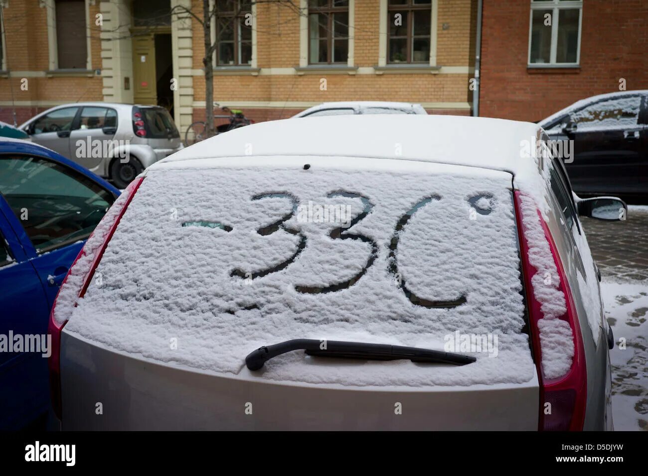 Cold car. Прогрев авто. Прогрев двигателя зимой. Рисование на снегу автомобиля. Машина в Мороз.