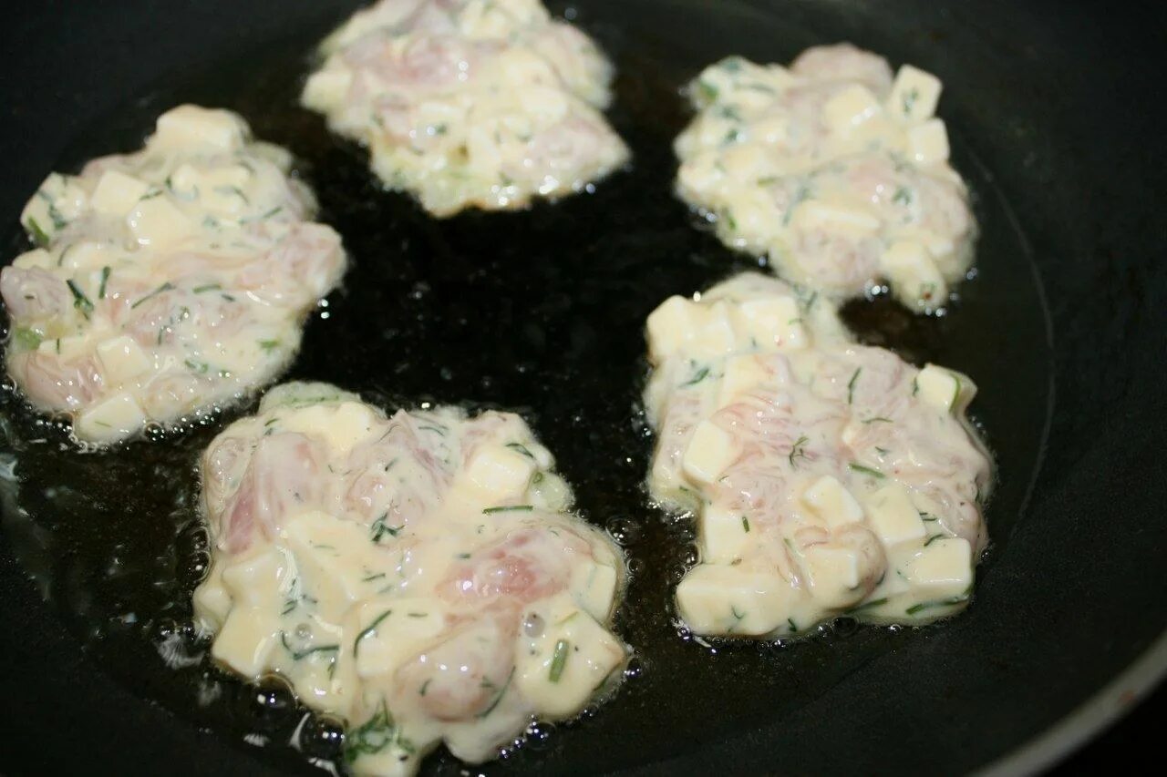 Котлетки из куриного филе с майонезом. Котлеты с кусочками куриного филе. куриное филе с сыром и майонезом на сковороде. куриное филе с плавленным сыром. котлеты из куриного филе с майонезом.