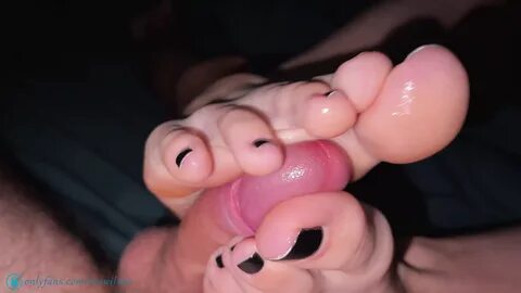 Footjob und Handjob schwarze Nägel.