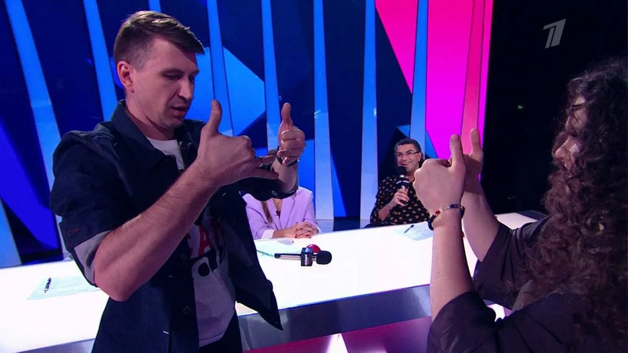 Анонс титрах первый канал. Анонс титрах первый канал. Первый канал анонс 2011. Первый канал заставки анонсов. Анонс первый канал 2008.