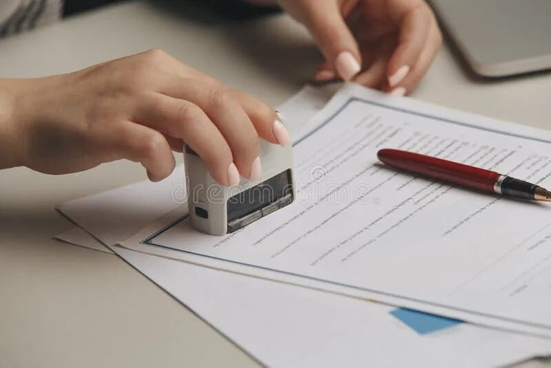 Поручитель. Бумаги на столе. Деловые бумаги. Company s documents. Notary public печать.
