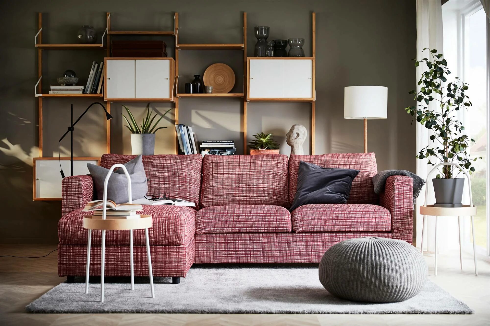 Какого цвета мебель в моде. Ikea 2025. интерьеры икеа. интерьер гостиной икеа. мебель икеа в интерьере.