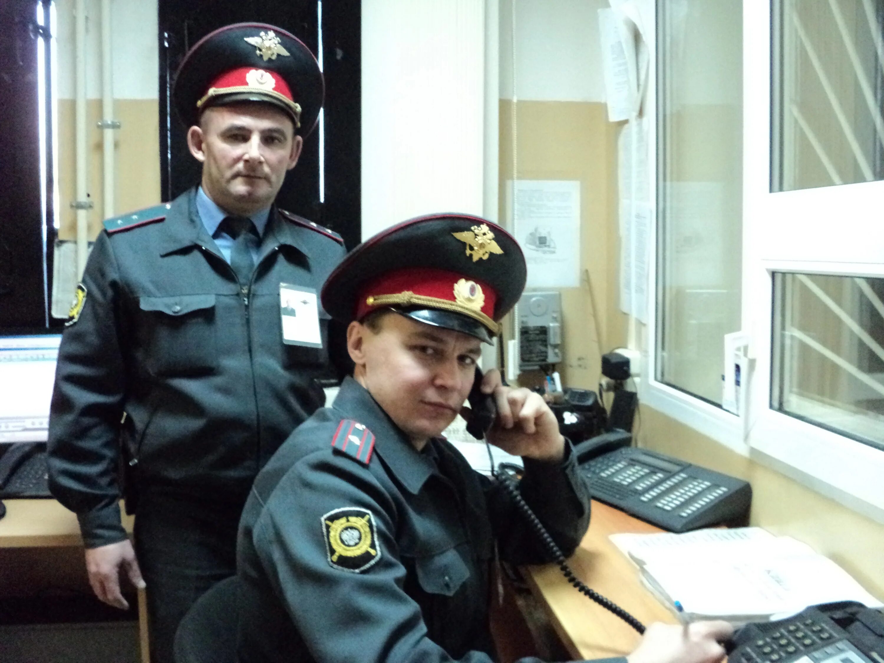Дежурный отдела полиции. Дежурный полицейский. дежурная часть полиции. дежурные части полиции. дежурный в милиции.