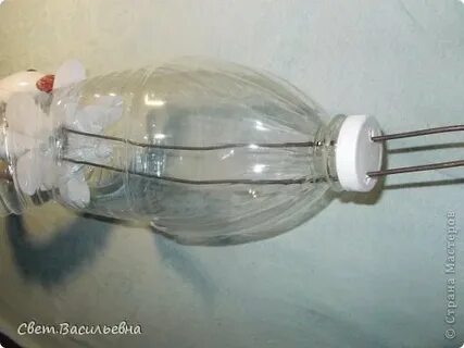 Из пластмассовой бутылки с завинчивающейся пробкой изготовьте