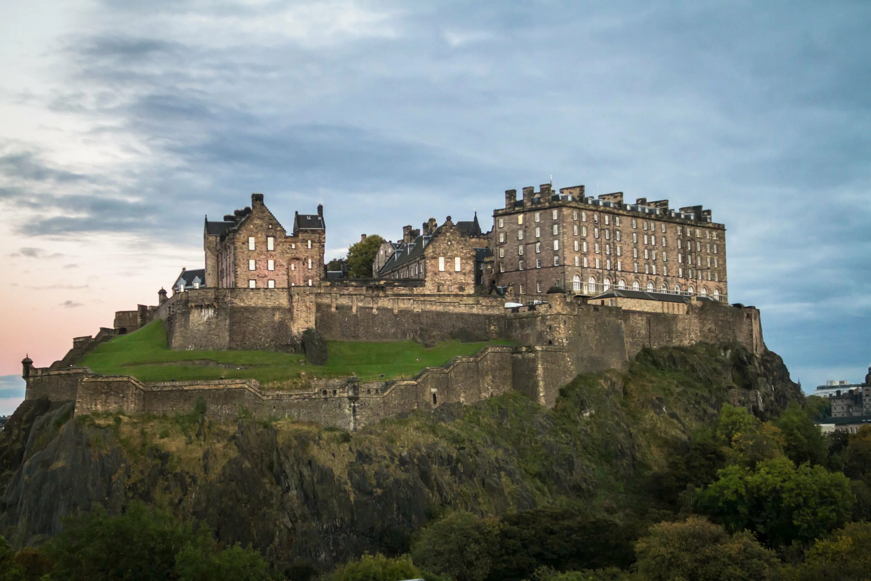 Эдинбургский замок. Шотландия Edinburgh Castle. Эдинбургский замок (Эдинбург, Шотландия). Шотландия достопримечательности Эдинбургский замок.