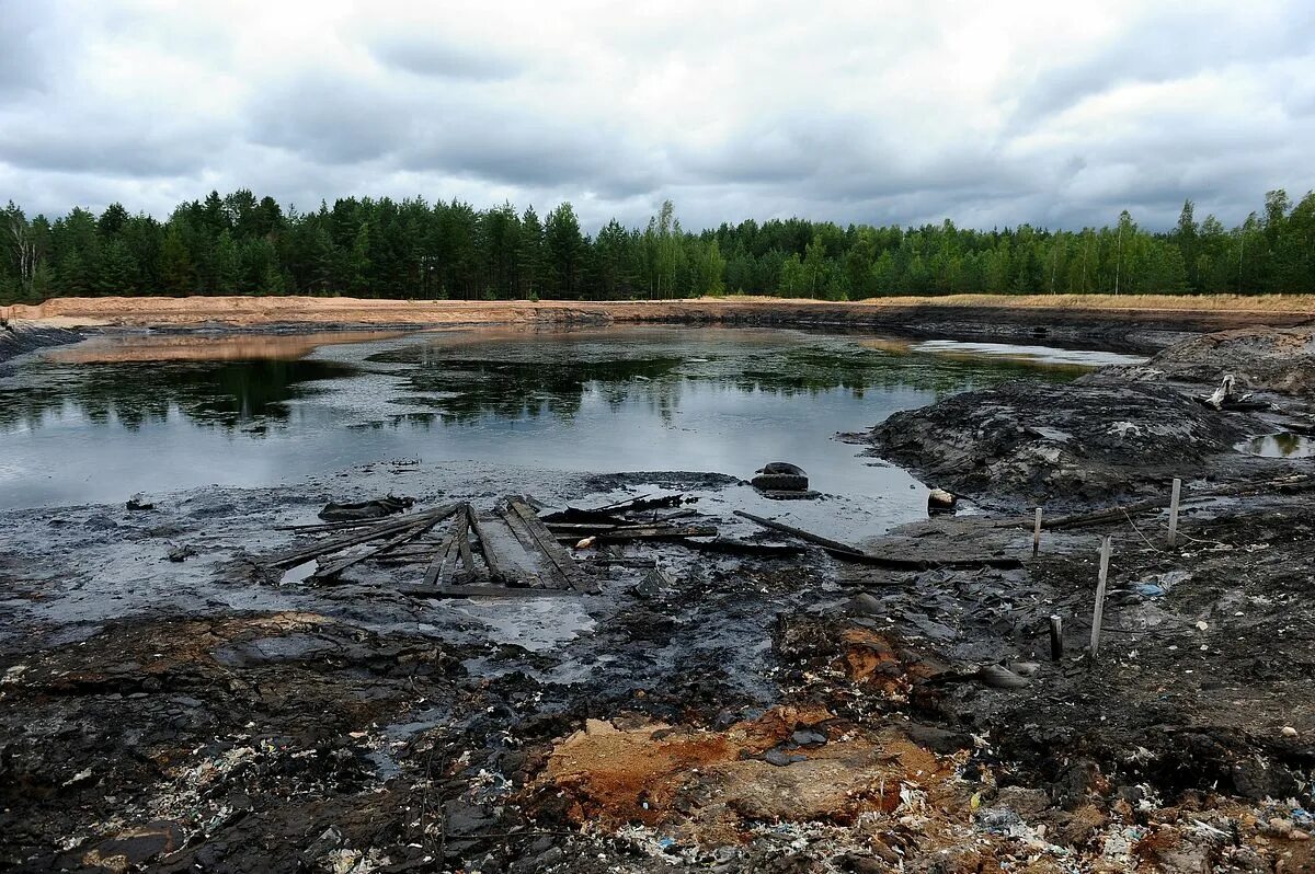 Нефтешламовое озеро. Шламовое озеро Дегтярск. Озеро кислых гудронов. Полигон утилизации нефтесодержащих отходов ХМАО.