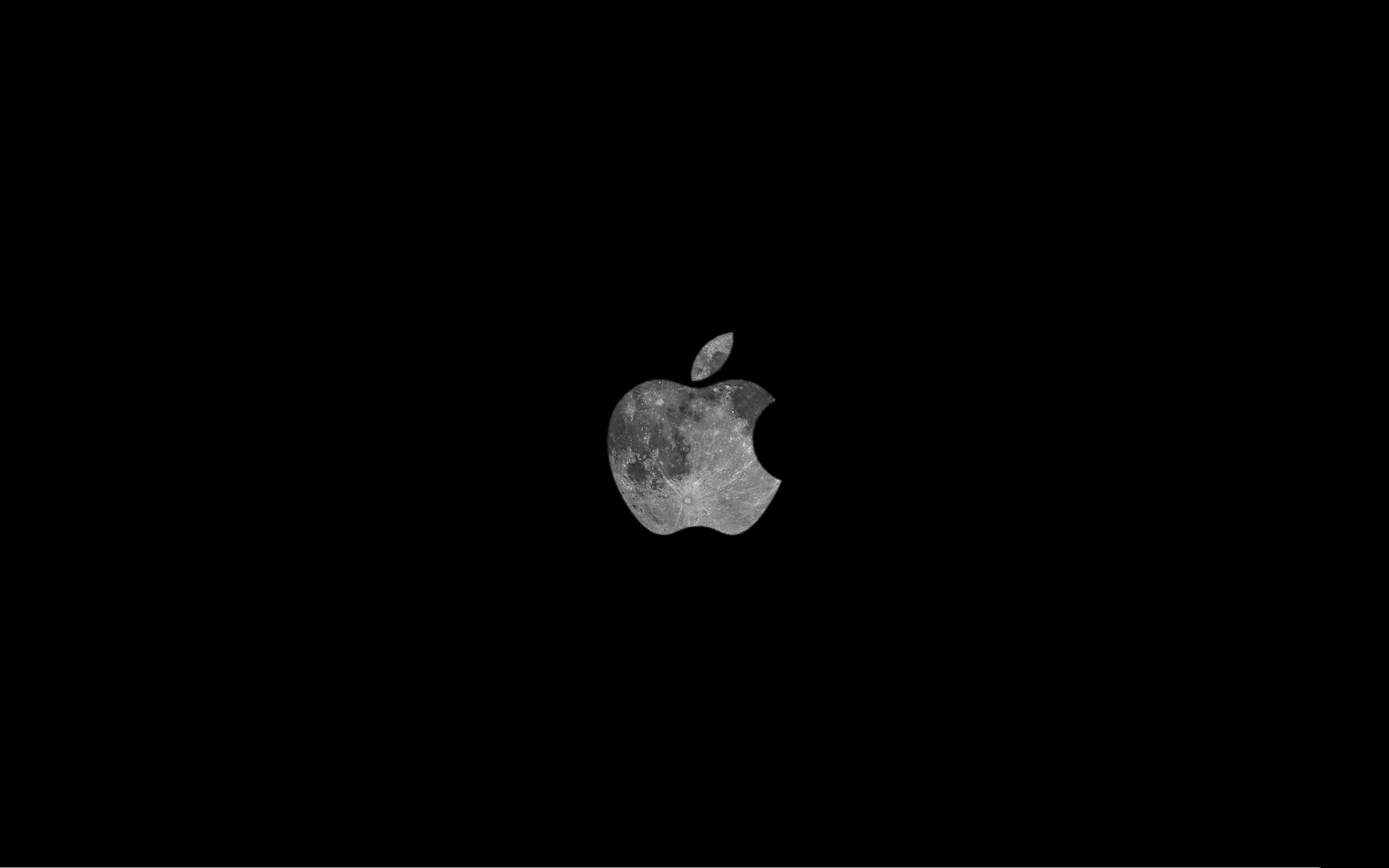 Обои айфон 15 черный. Apple на черном фоне. Яблоко на черном фоне. Логотип Apple на черном фоне. Яблоко на темном фоне.