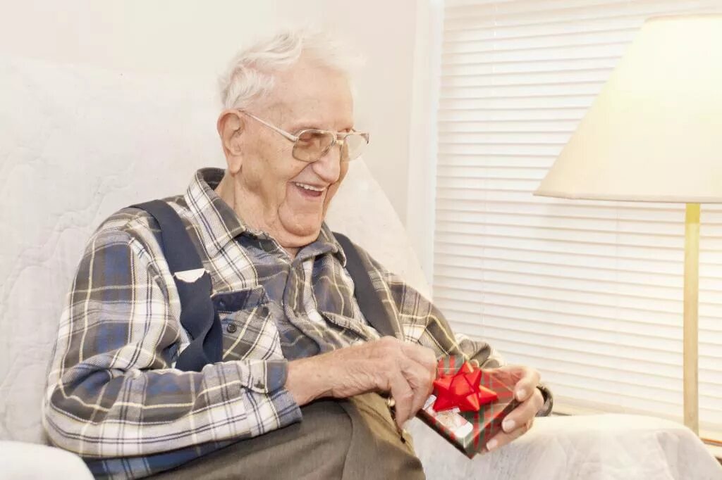 Пожилой человек с самой. Сувенир для пенсионера. Пожилые люди. Подарки для пожилых людей. Пожилой мужчина.