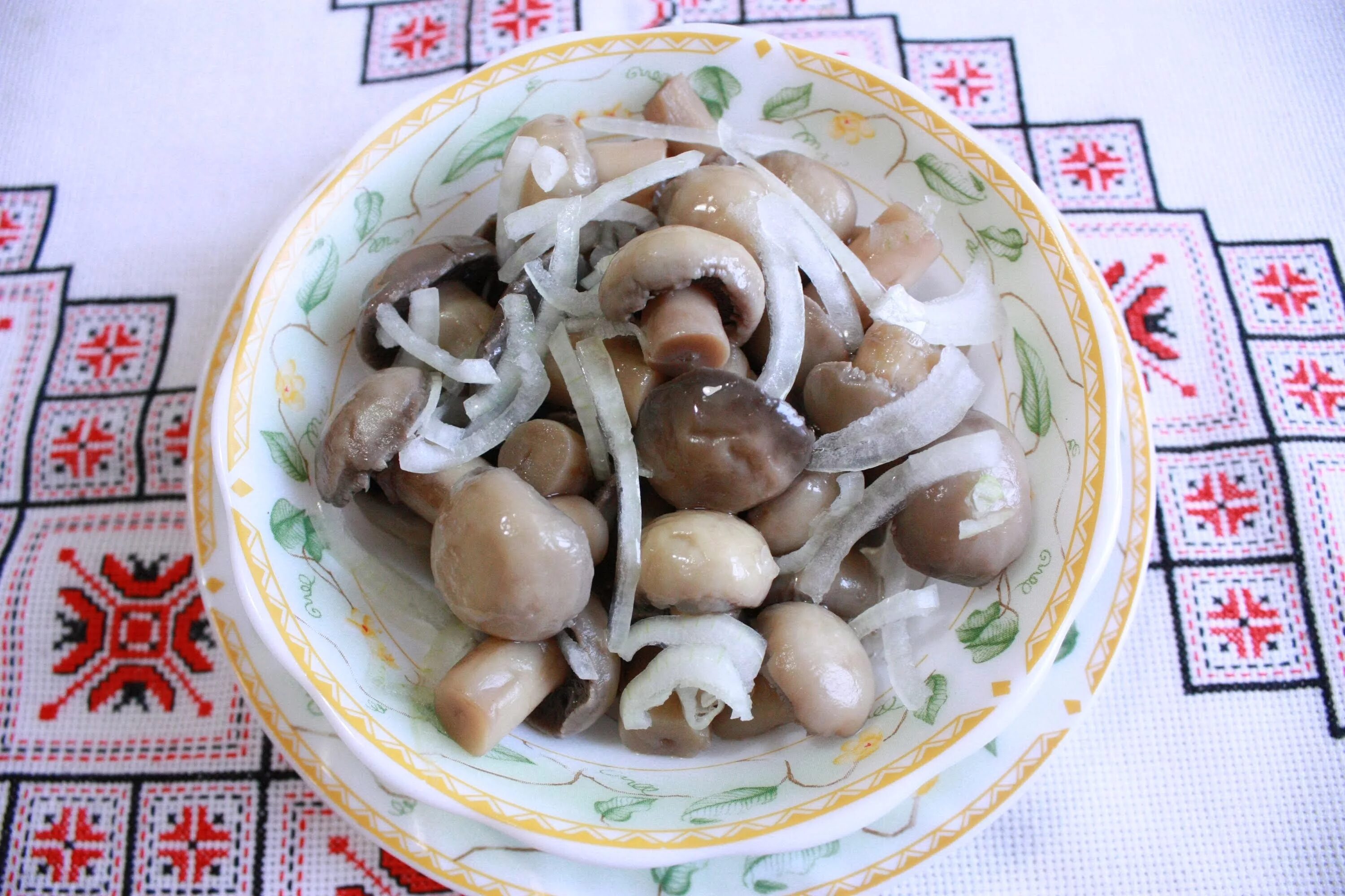 Как вкусно замариновать грибы. Грибочки маринованные шампиньоны. грибы маринованные с луком. грибы соленые с луком. грибочки с лучком.