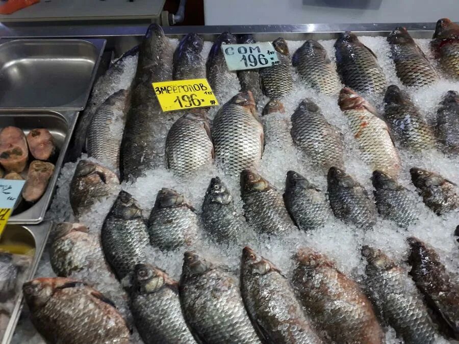 Рыбный рынок берёзка, Владивосток. Выкладка охлажденной рыбы. Охлажденная рыба в магазине. Выкладка охлажденной рыбы на льду.