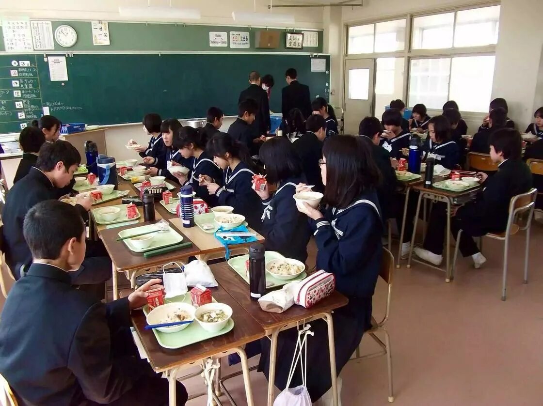 Школы японии видео. Школа в Японии средняя школа. Старшая средняя школа в Японии. Средняя школа в Японии классы. Японские школьники.