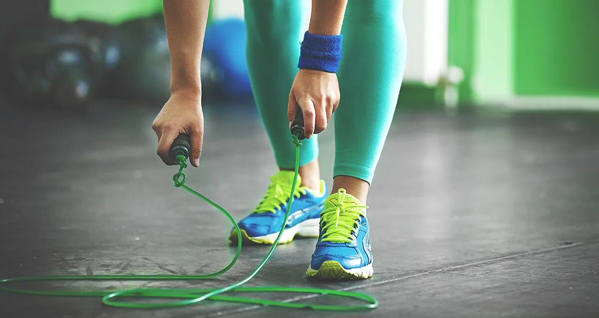 Прыгать на скакалке. Современная скакалка. Тренировка со скакалкой. Тренировка со скакалкой. Занятия со скакалкой.