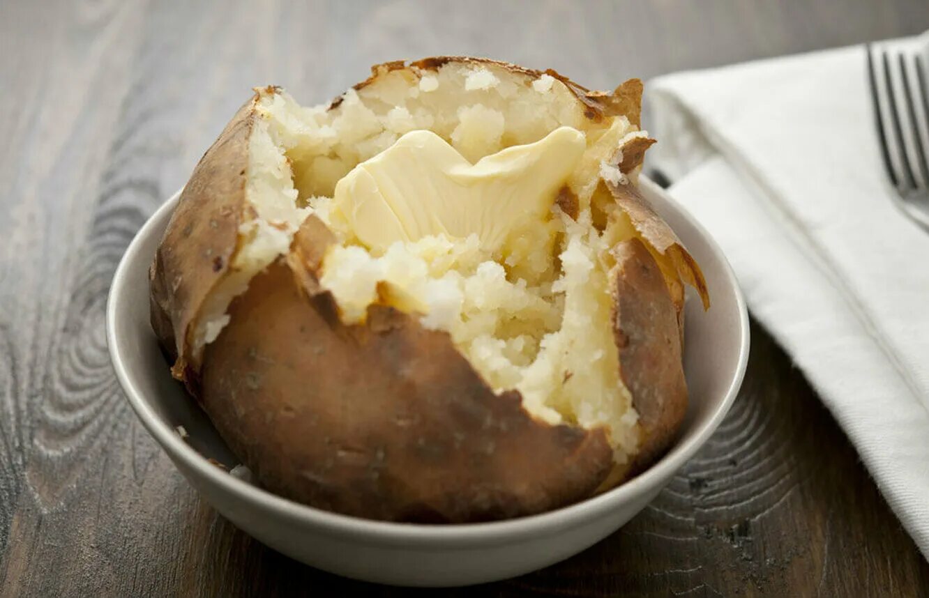 Baked Potato. Печеная картошка с маслом. Печеный. Запеченный картофель с начинкой.