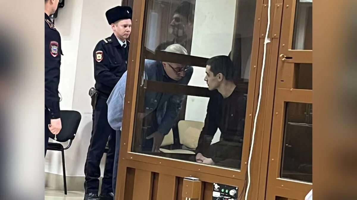 Закончился ли суд над бишембаевым. Фото из зала суда. Зал суда с преступником.
