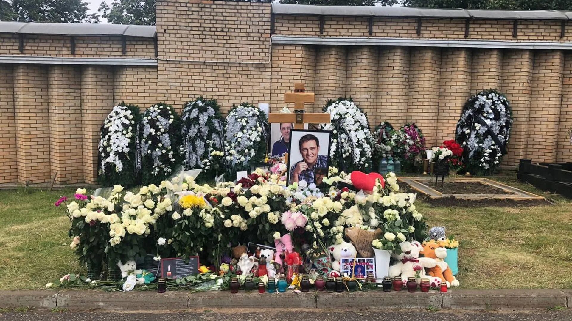 могила юры шатунова на троекуровском. могила юрия шатунова на троекуровском кладбище. кладбище юры шатунова на троекуровском. троекуровское кладбище могила шатунова. юрий шатунов похороны троекуровское кладбище.