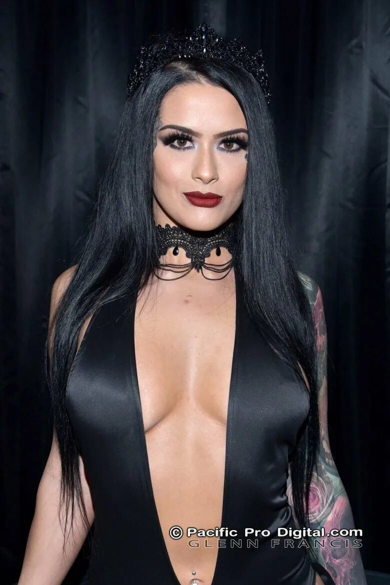 Маришка дьяволица лилит. Катрина джейд 2014. Katrine devil. Девушка дьяволица. Катрина вэллкат.