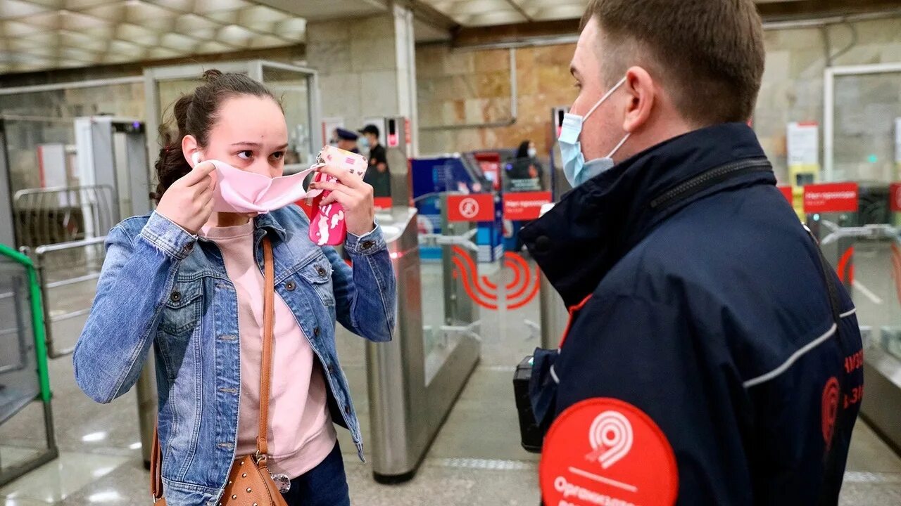 Moscow проверка. Масочный режим в метро Москвы. Маски в метро. Контролёры в метро проверяют маски. Контролеры в автобусе в Москве без масок.