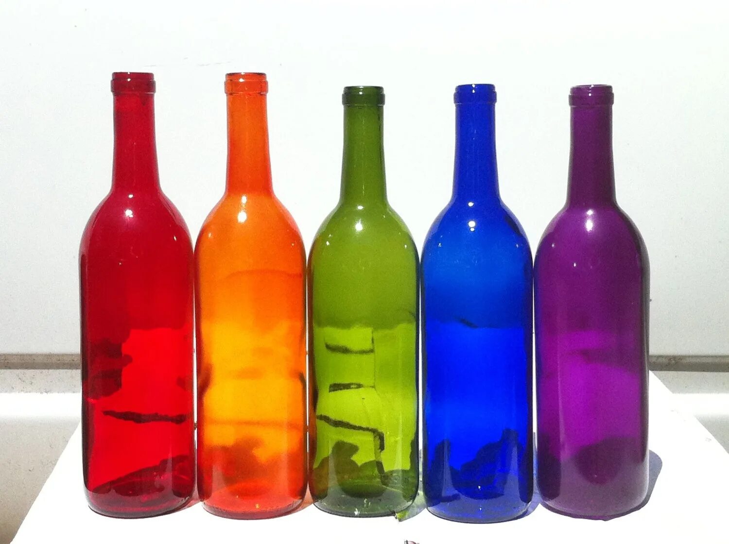 Цветные бутылочки. Разноцветные бутылки. Цветные стеклянные бутылки. Цветное стекло бутылка. Бутылочка из цветного стекла.