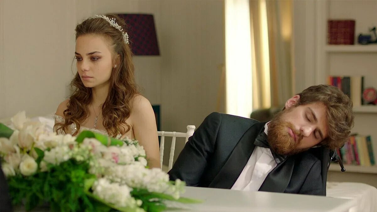 "Жестокий Стамбул" Aci Hayat (TV Episode 2020) - Ozan Dolunay as Cenk Karaçay - 