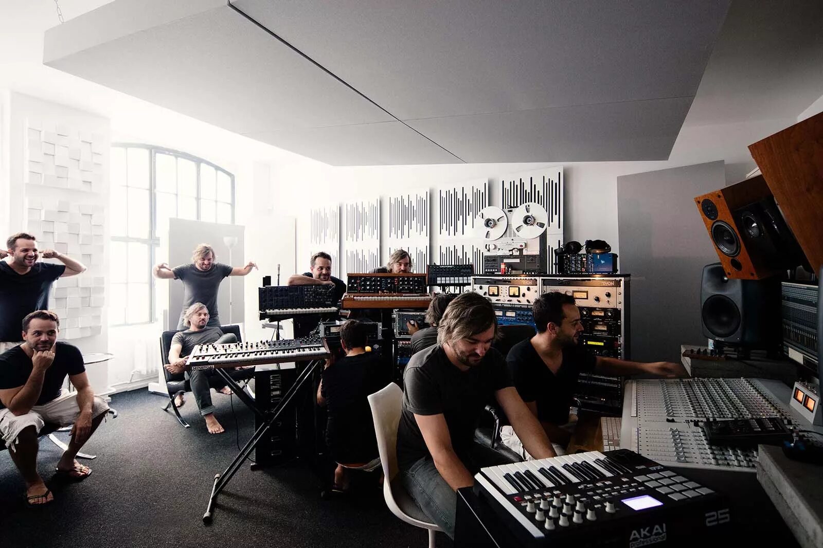 Офис с сотрудниками. Человек в студии. Работа в офисе. Люди в офисе. Креативные идеи для бизнеса.