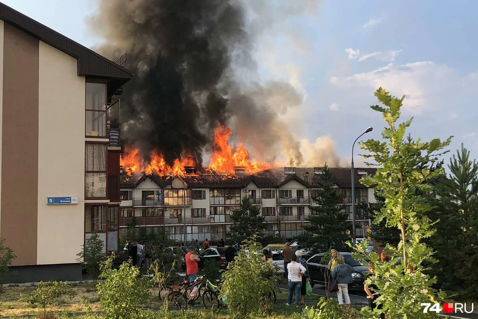 пожар на нефтебазе конда. удары молнии в россии. пожар в результате удара молнии. пожар из за грозы тверская область. горящая церковь.