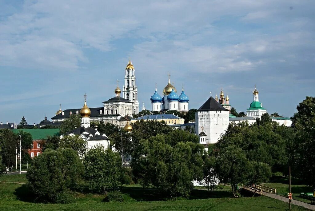 Свято троицкий москва. Троице-Сергиева Лавра Сергиев Посад. Лавра Свято Троицкая Сергиева Лавра. Сергиевская Лавра в Сергиевом Посаде. Троицкая Лавра Сергиев Посад.