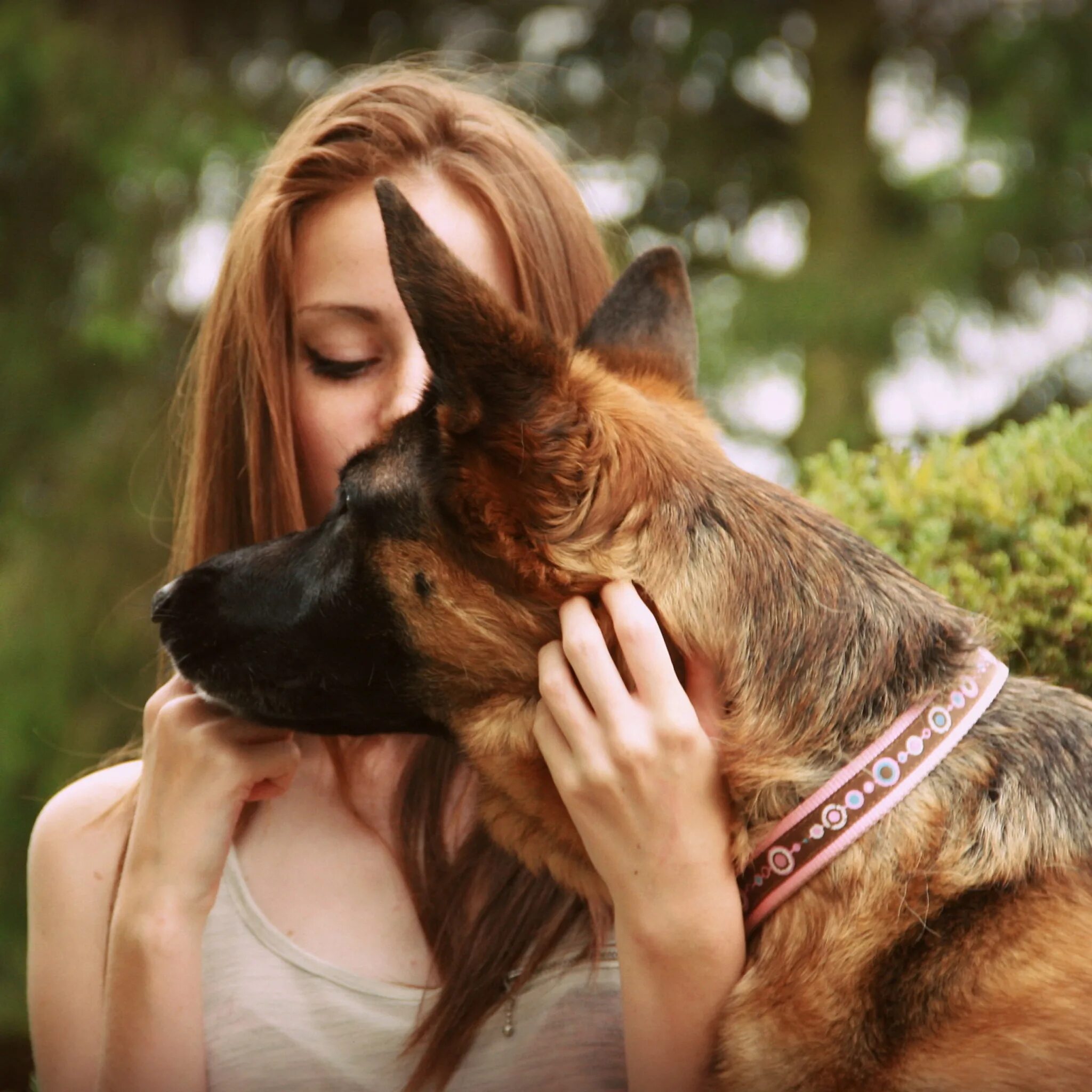 Woman 3 dog. Девушка с собакой. Девушка с овчаркой. Девушка с собакой фотосессия. Девушка с немецкой овчаркой.